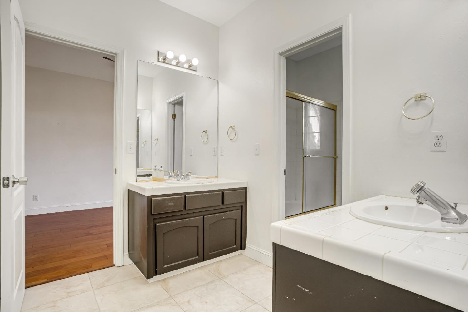 2463 Twain Ave, Clovis, CA 93611