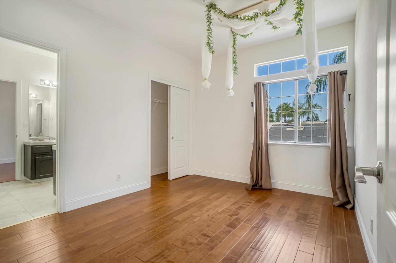 2463 Twain Ave, Clovis, CA 93611