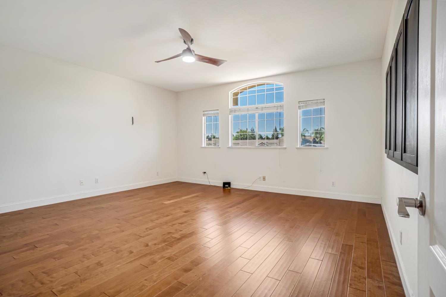 2463 Twain Ave, Clovis, CA 93611