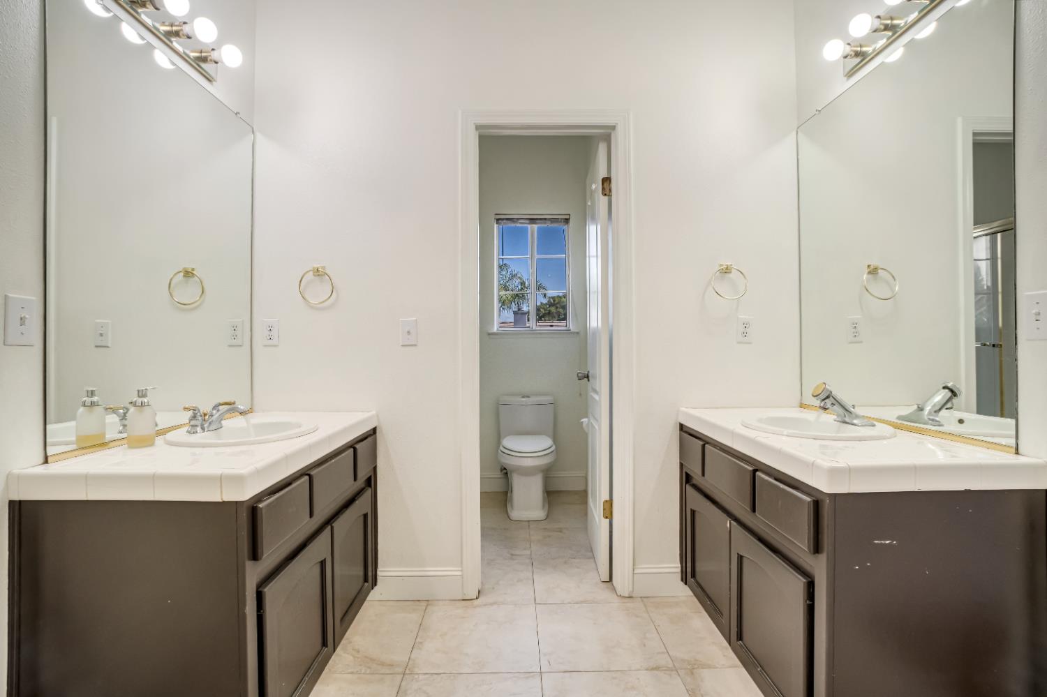 2463 Twain Ave, Clovis, CA 93611