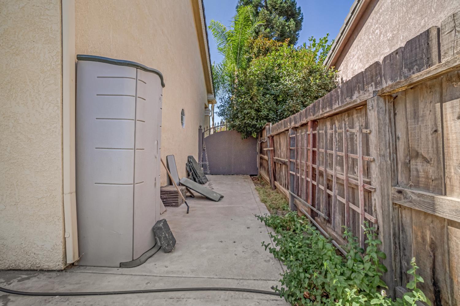 2463 Twain Ave, Clovis, CA 93611