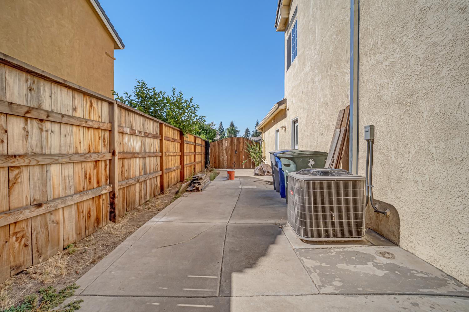 2463 Twain Ave, Clovis, CA 93611