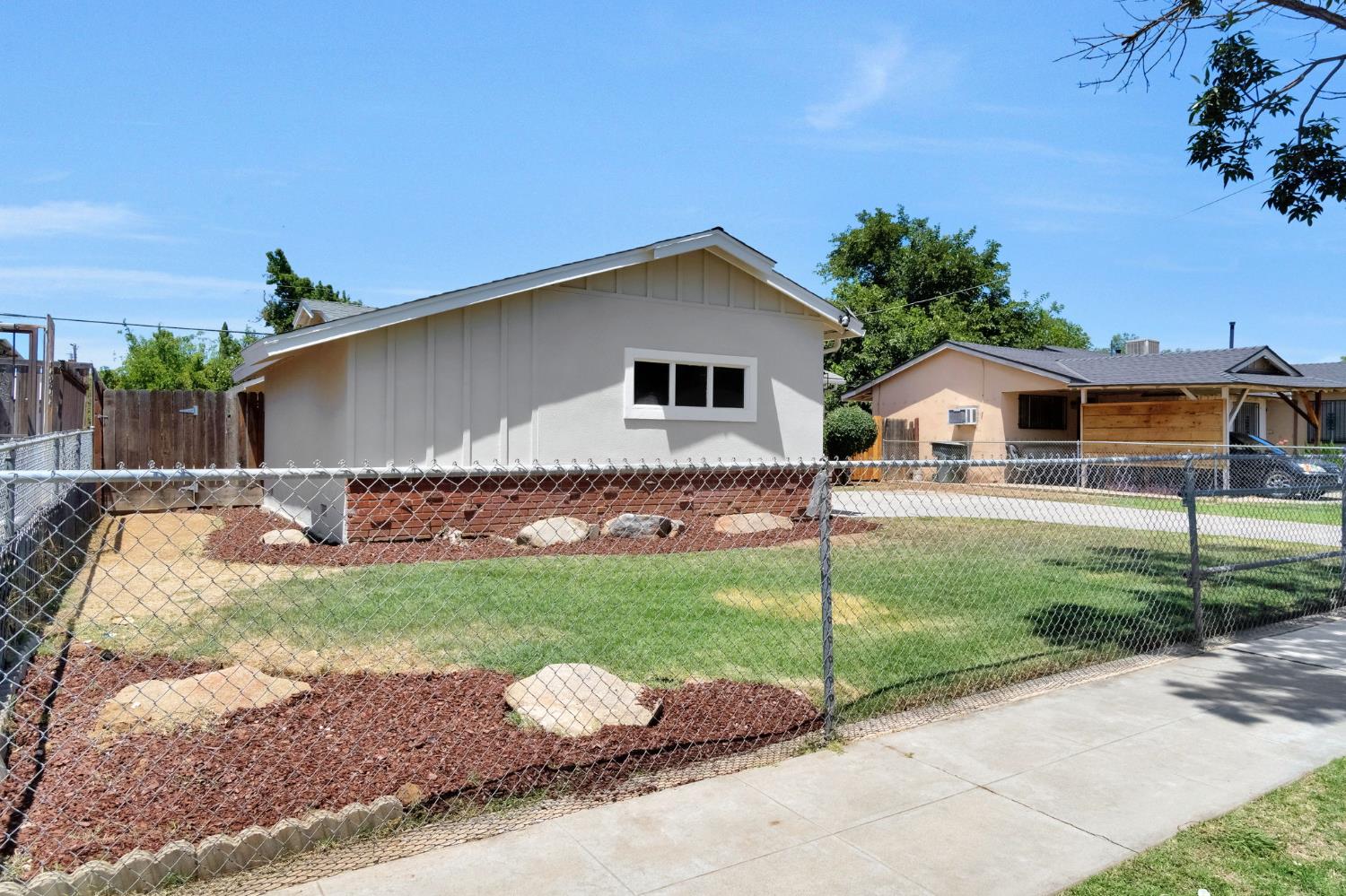 1834 S Backer Ave, Fresno, CA 93702