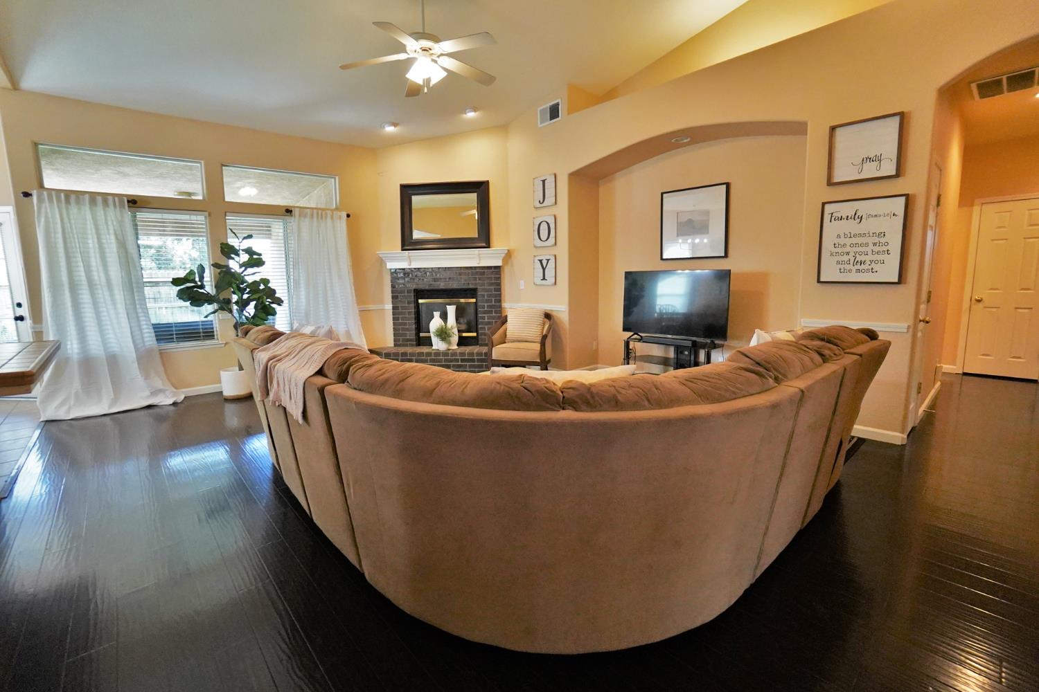 1059 W Julia Way, Hanford, CA 93230