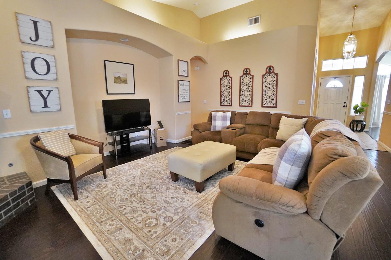 1059 W Julia Way, Hanford, CA 93230