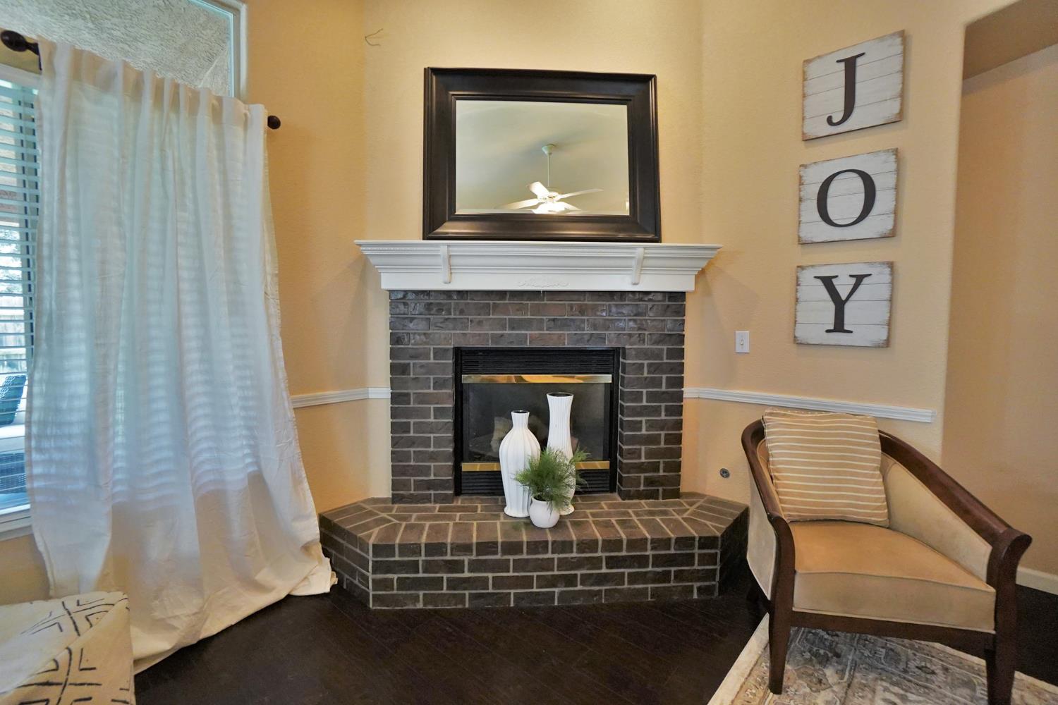 1059 W Julia Way, Hanford, CA 93230