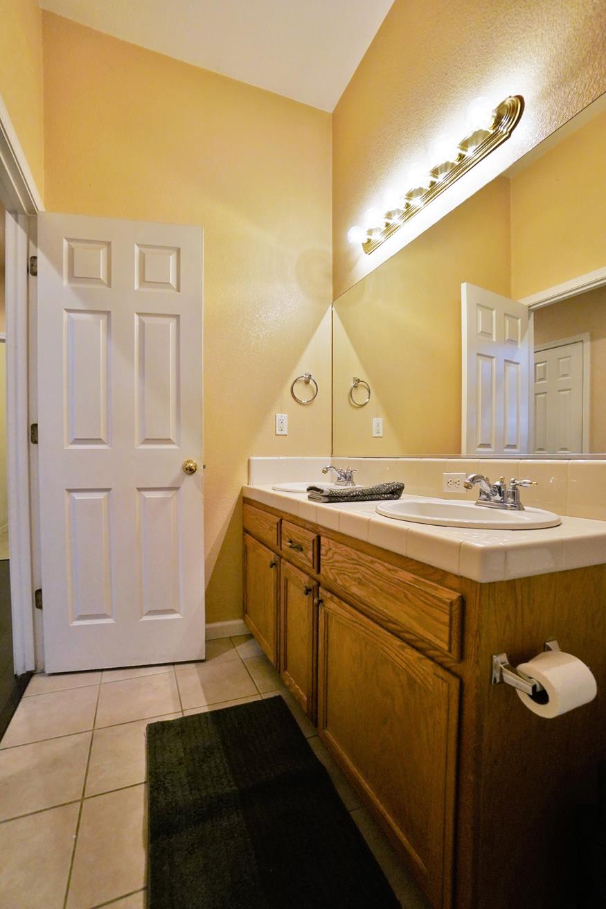1059 W Julia Way, Hanford, CA 93230