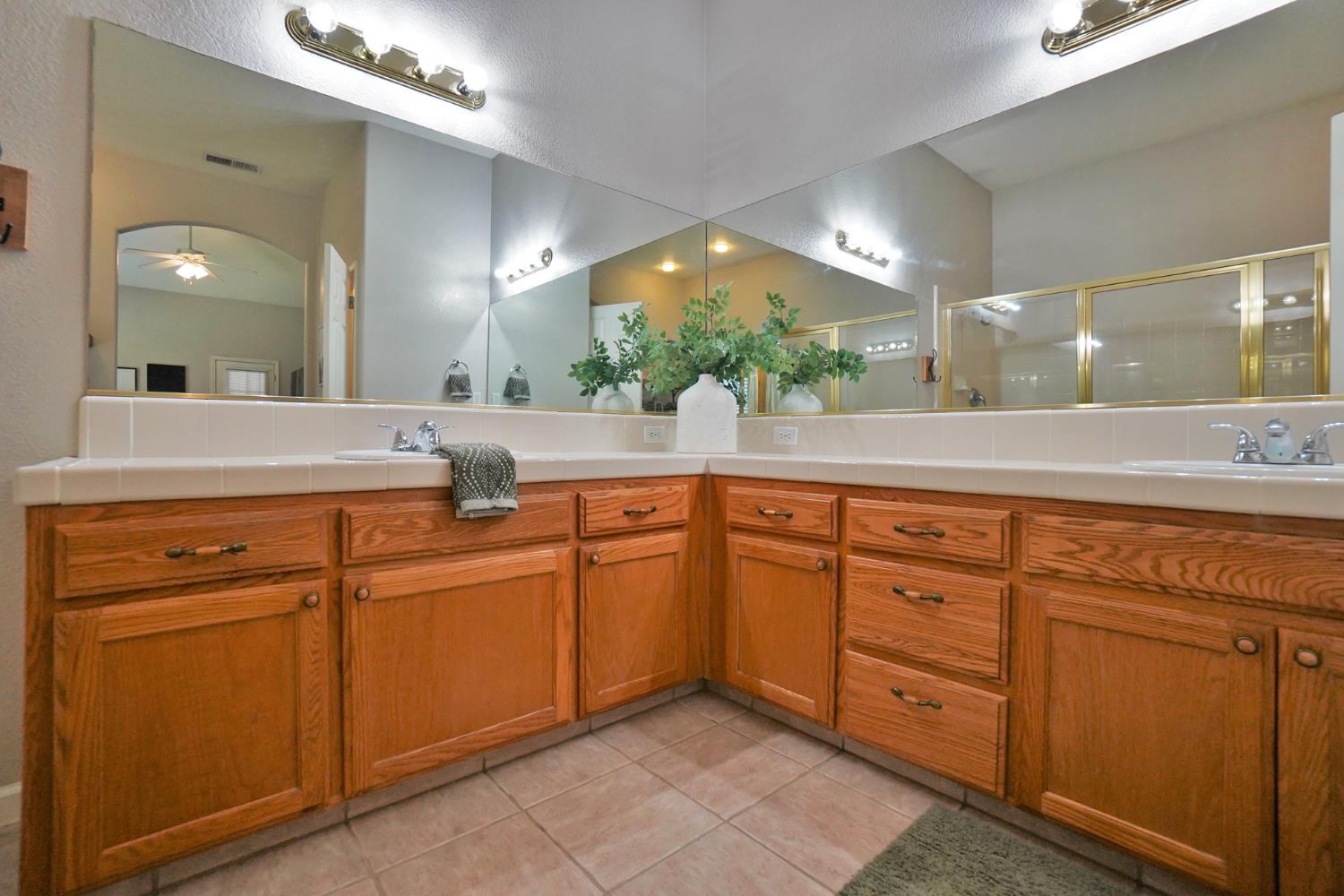 1059 W Julia Way, Hanford, CA 93230