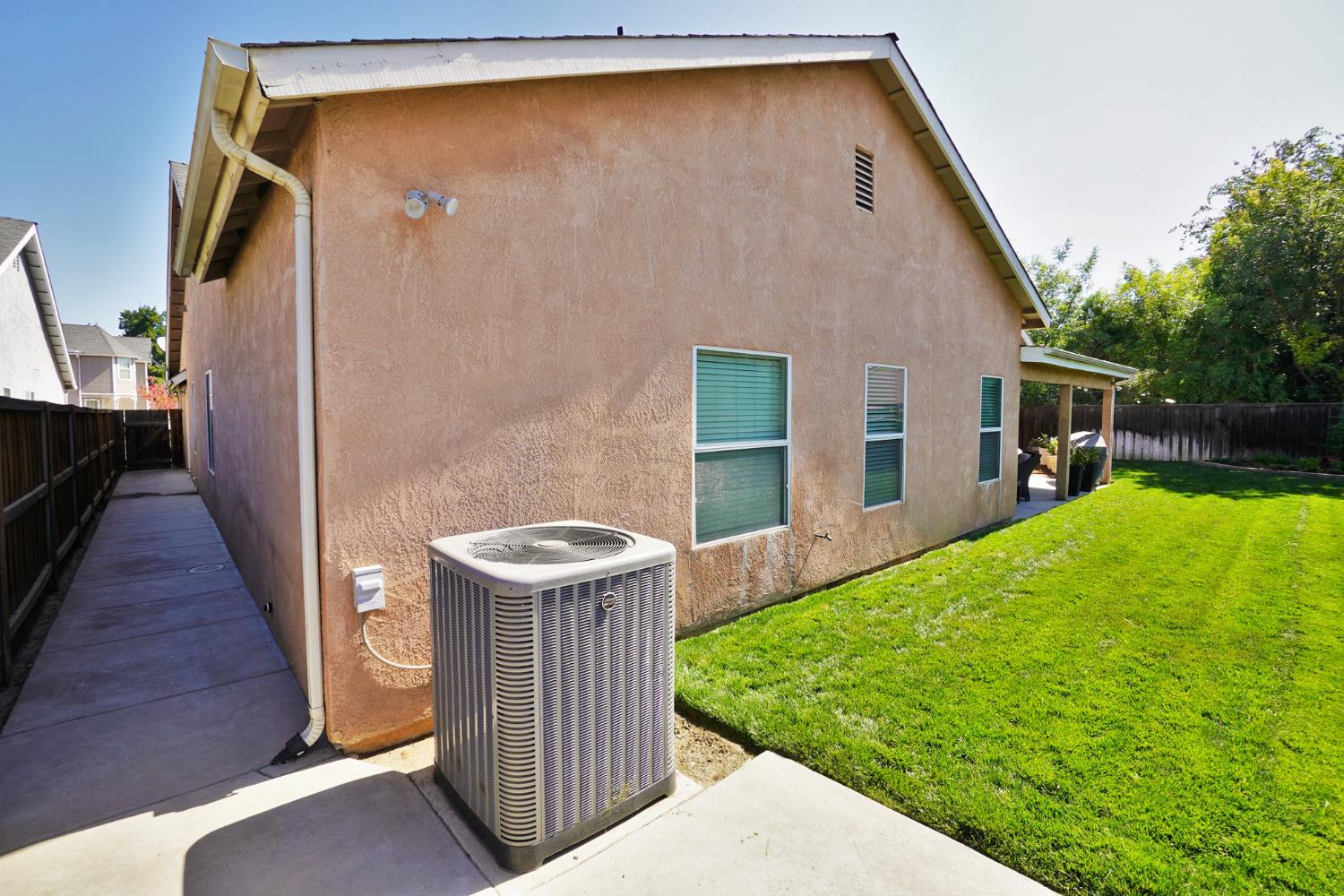 1059 W Julia Way, Hanford, CA 93230