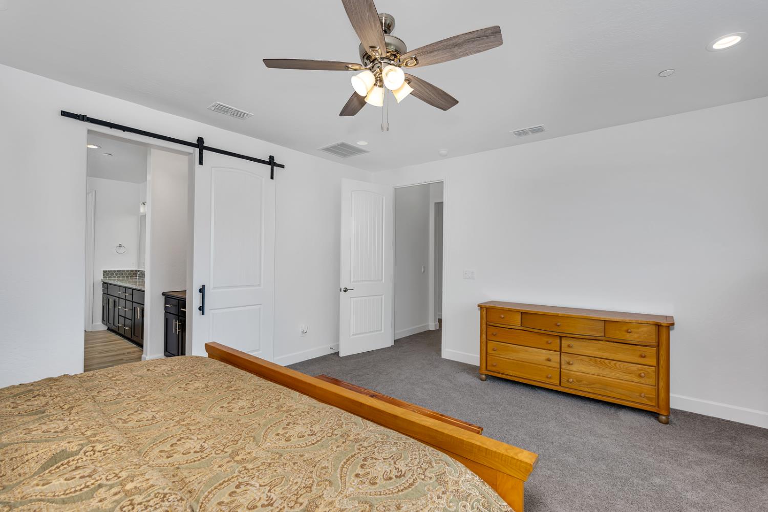 253 Peters Ln S, Madera, CA 93636