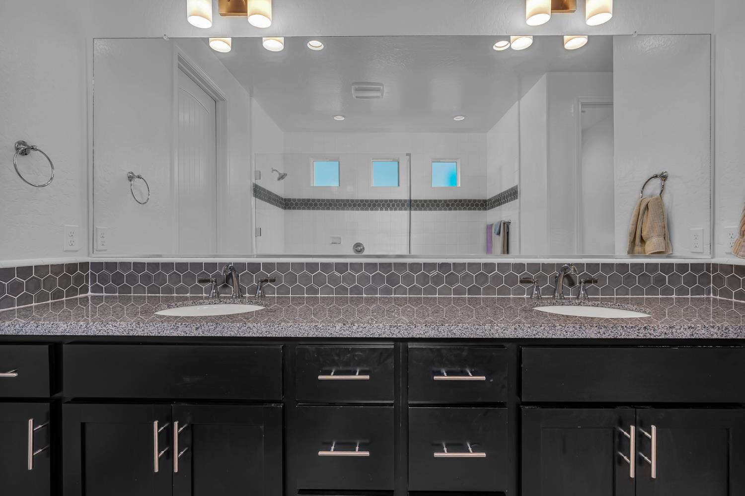 253 Peters Ln S, Madera, CA 93636