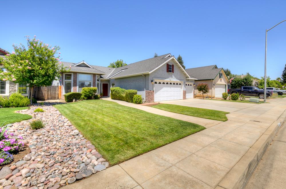 2671 Rall Ave, Clovis, CA 93611