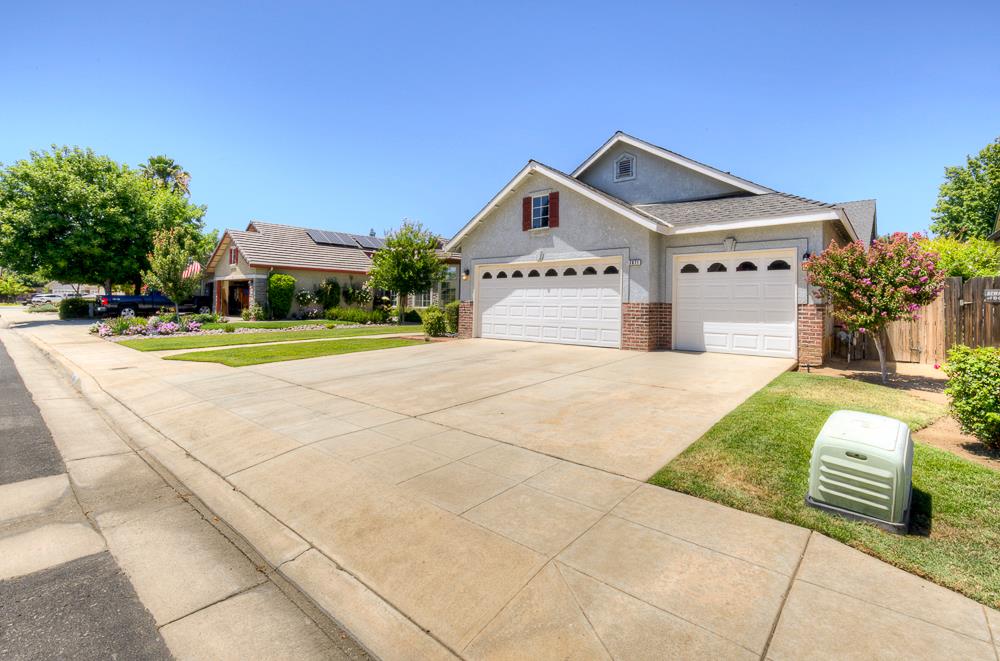 2671 Rall Ave, Clovis, CA 93611