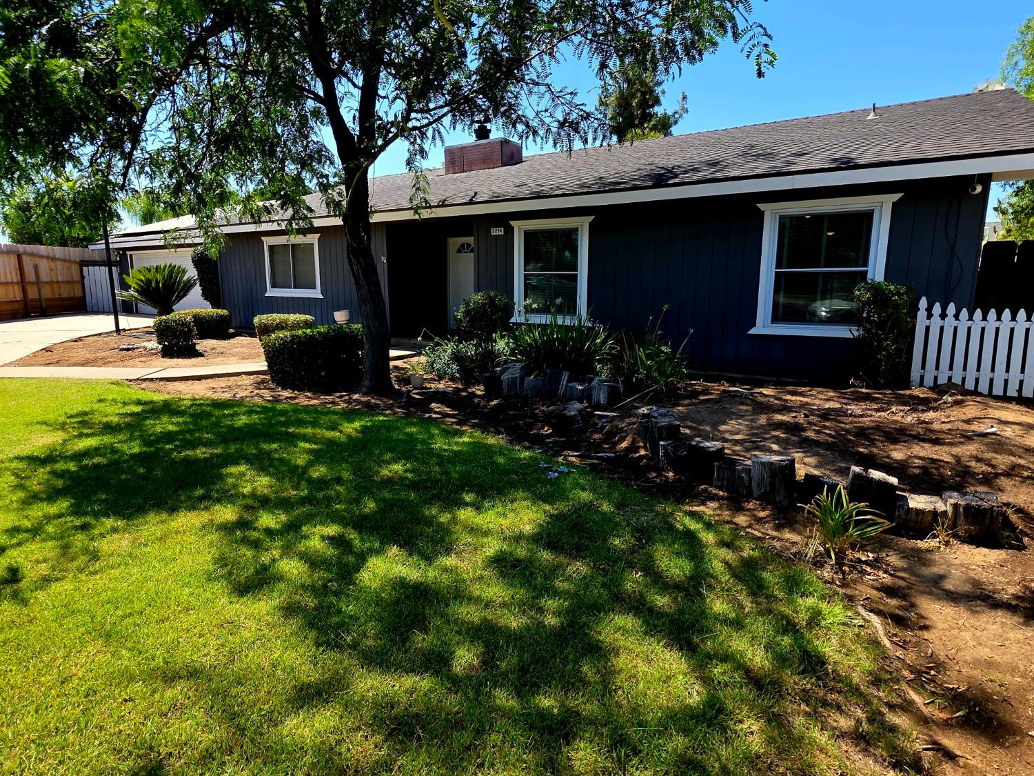 2214 Holt Ave, Sanger, CA 93657