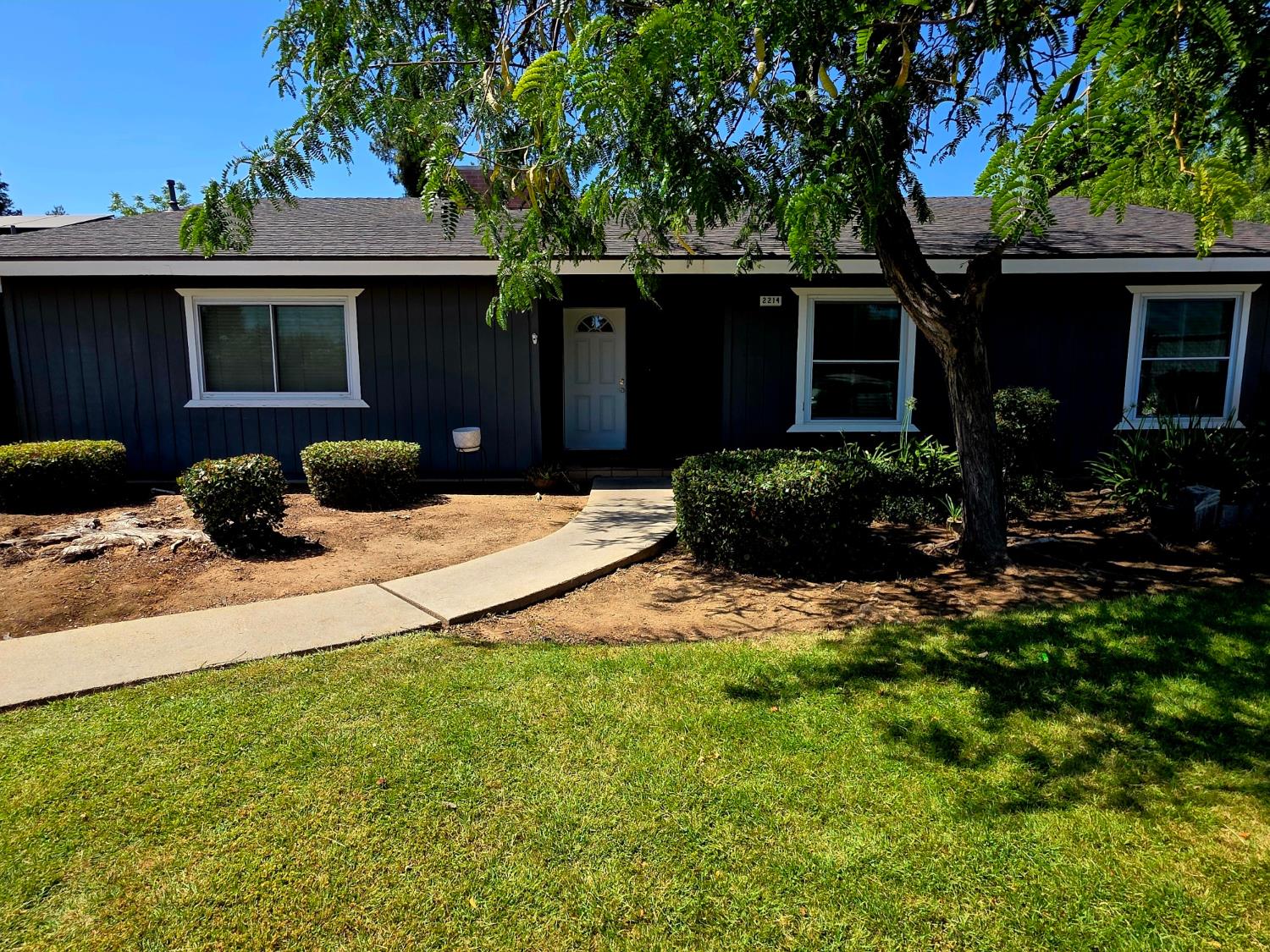 2214 Holt Ave, Sanger, CA 93657