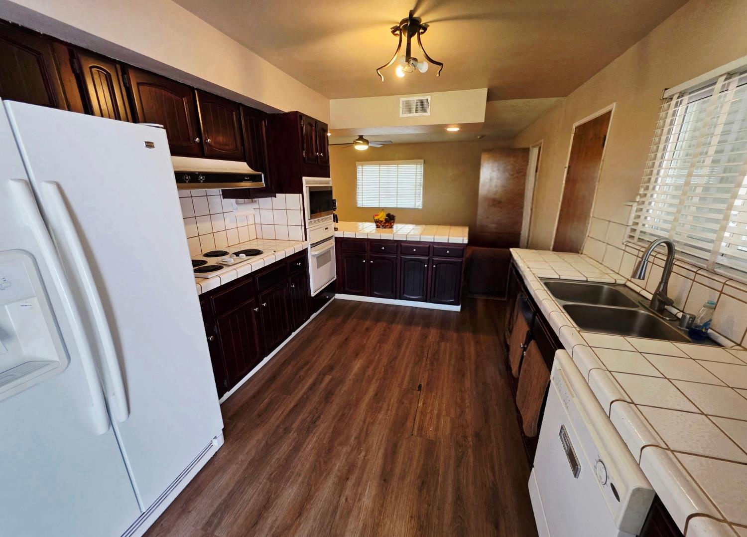 2214 Holt Ave, Sanger, CA 93657