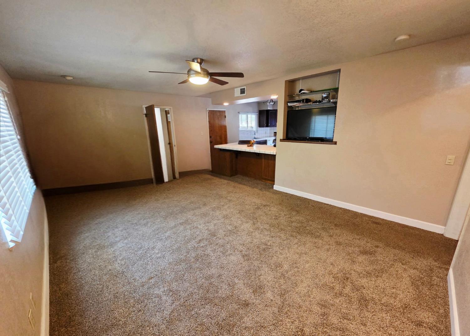 2214 Holt Ave, Sanger, CA 93657