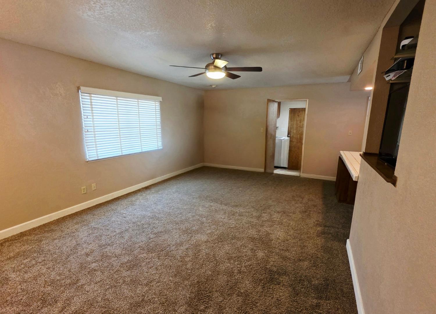 2214 Holt Ave, Sanger, CA 93657