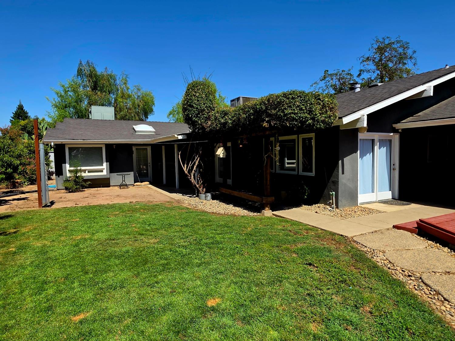 2214 Holt Ave, Sanger, CA 93657
