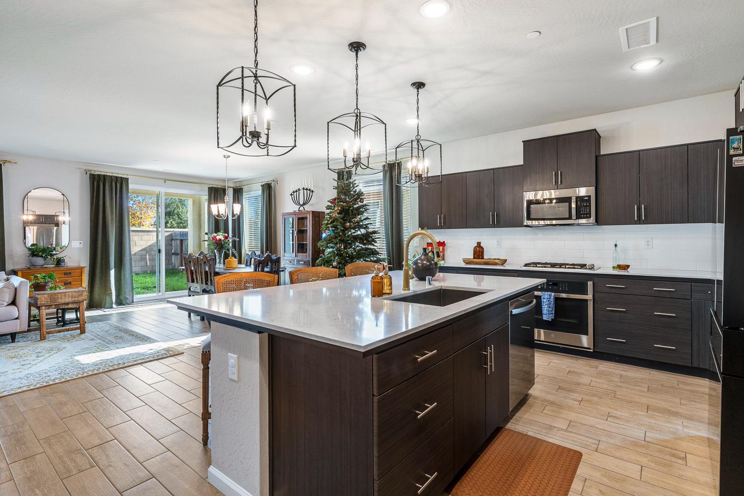 565 Traverse Dr S, Madera, CA 93636