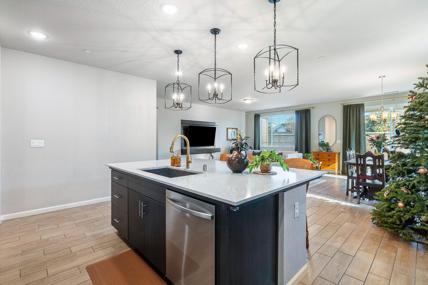 565 Traverse Dr S, Madera, CA 93636