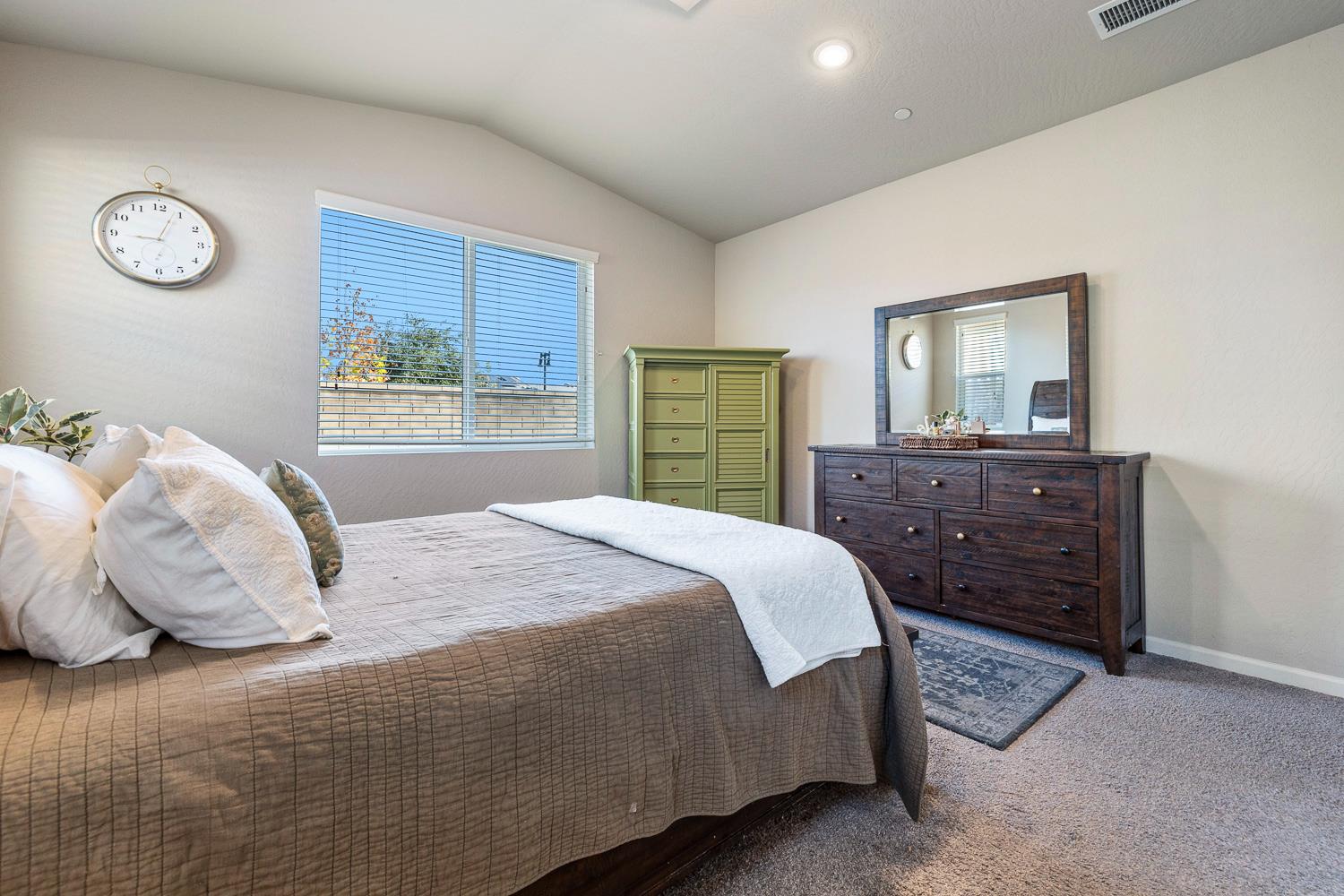 565 Traverse Dr S, Madera, CA 93636