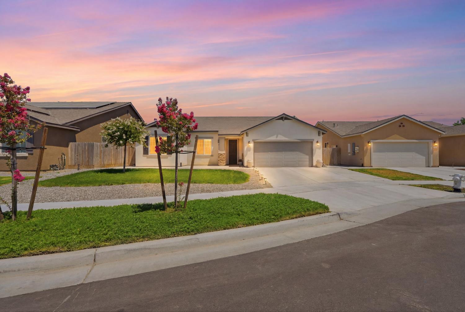 1326 W Sawtooth Pl, Hanford, CA 93230