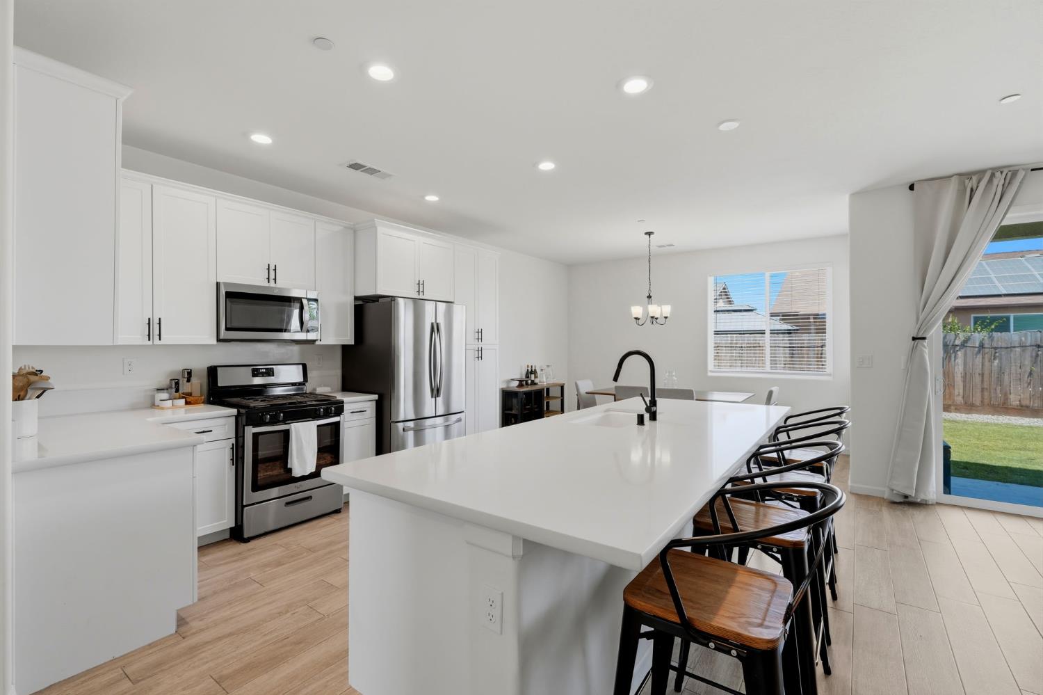 1326 W Sawtooth Pl, Hanford, CA 93230