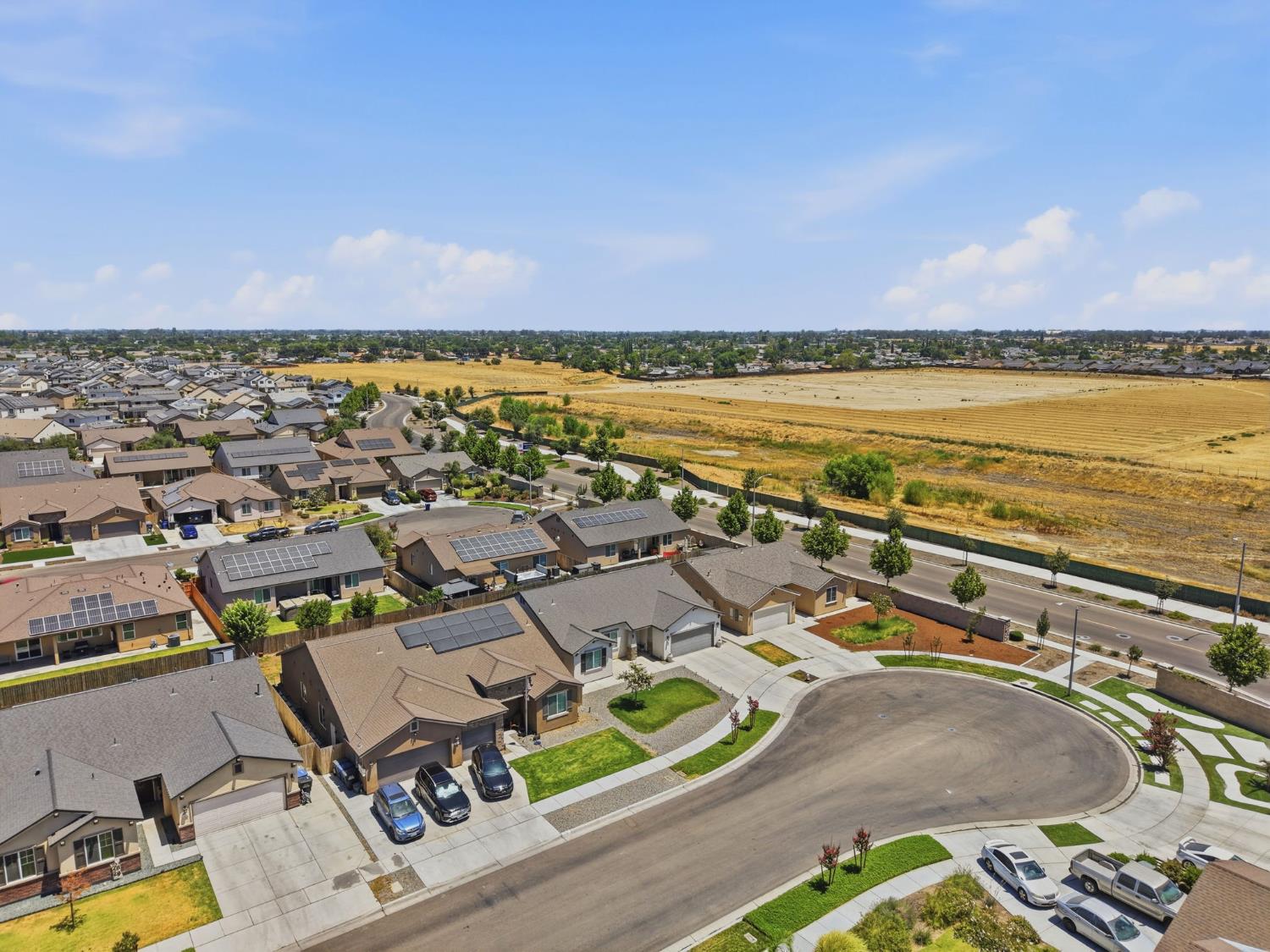1326 W Sawtooth Pl, Hanford, CA 93230