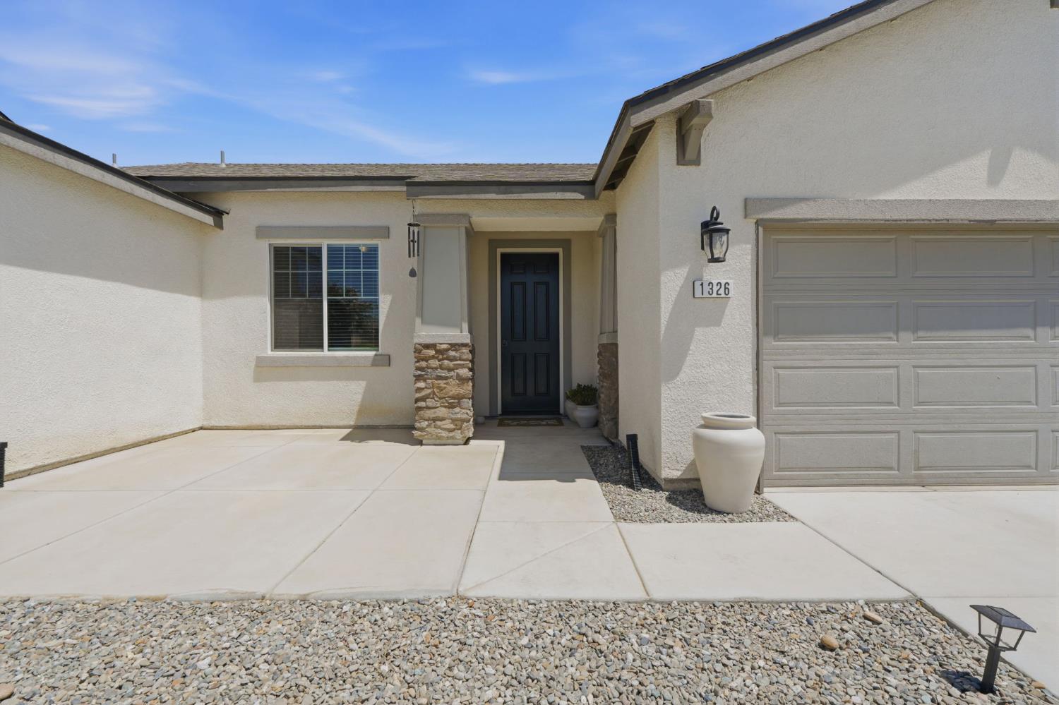 1326 W Sawtooth Pl, Hanford, CA 93230