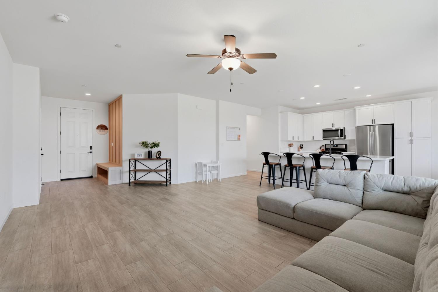 1326 W Sawtooth Pl, Hanford, CA 93230