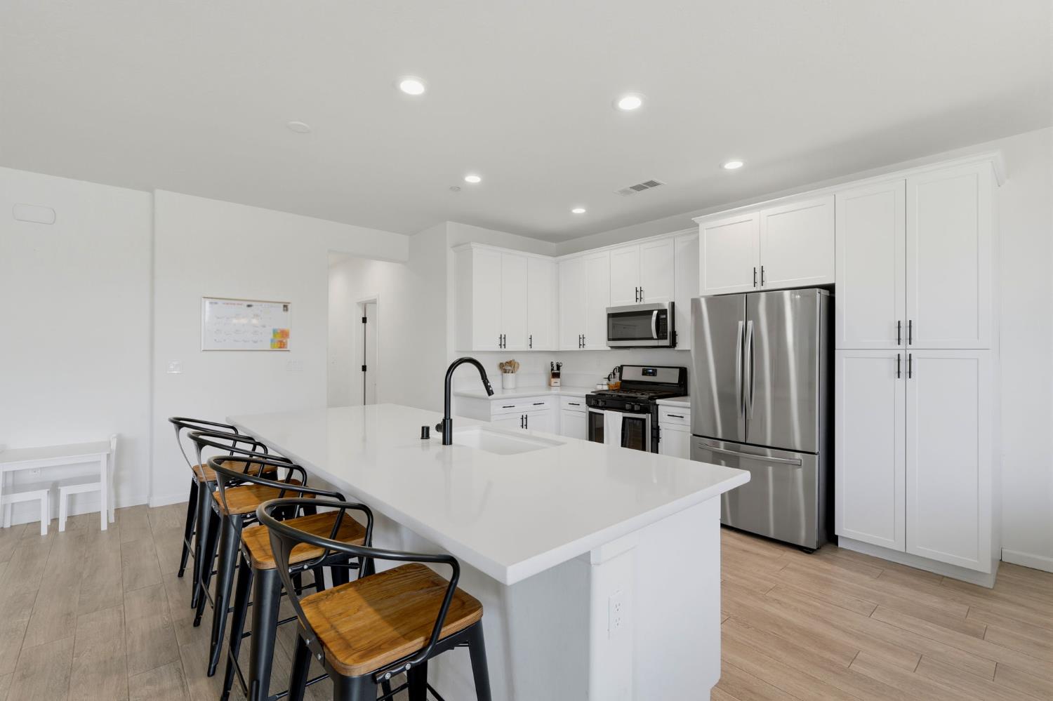 1326 W Sawtooth Pl, Hanford, CA 93230