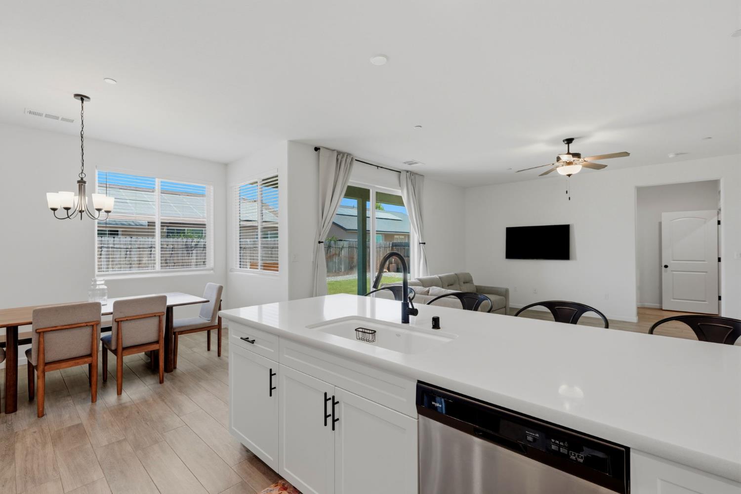 1326 W Sawtooth Pl, Hanford, CA 93230