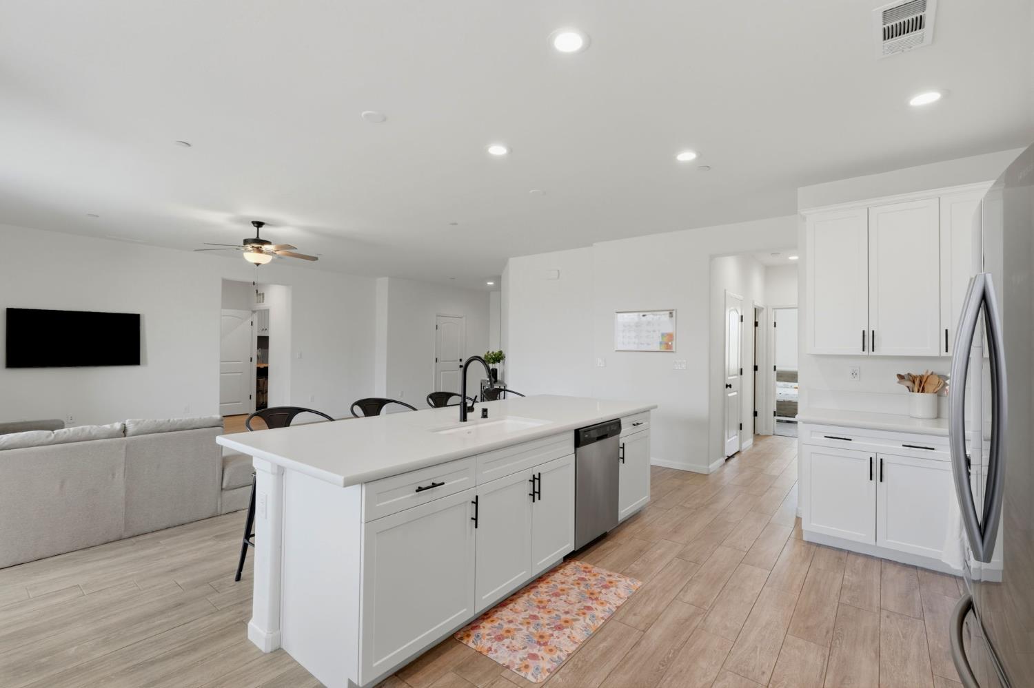 1326 W Sawtooth Pl, Hanford, CA 93230