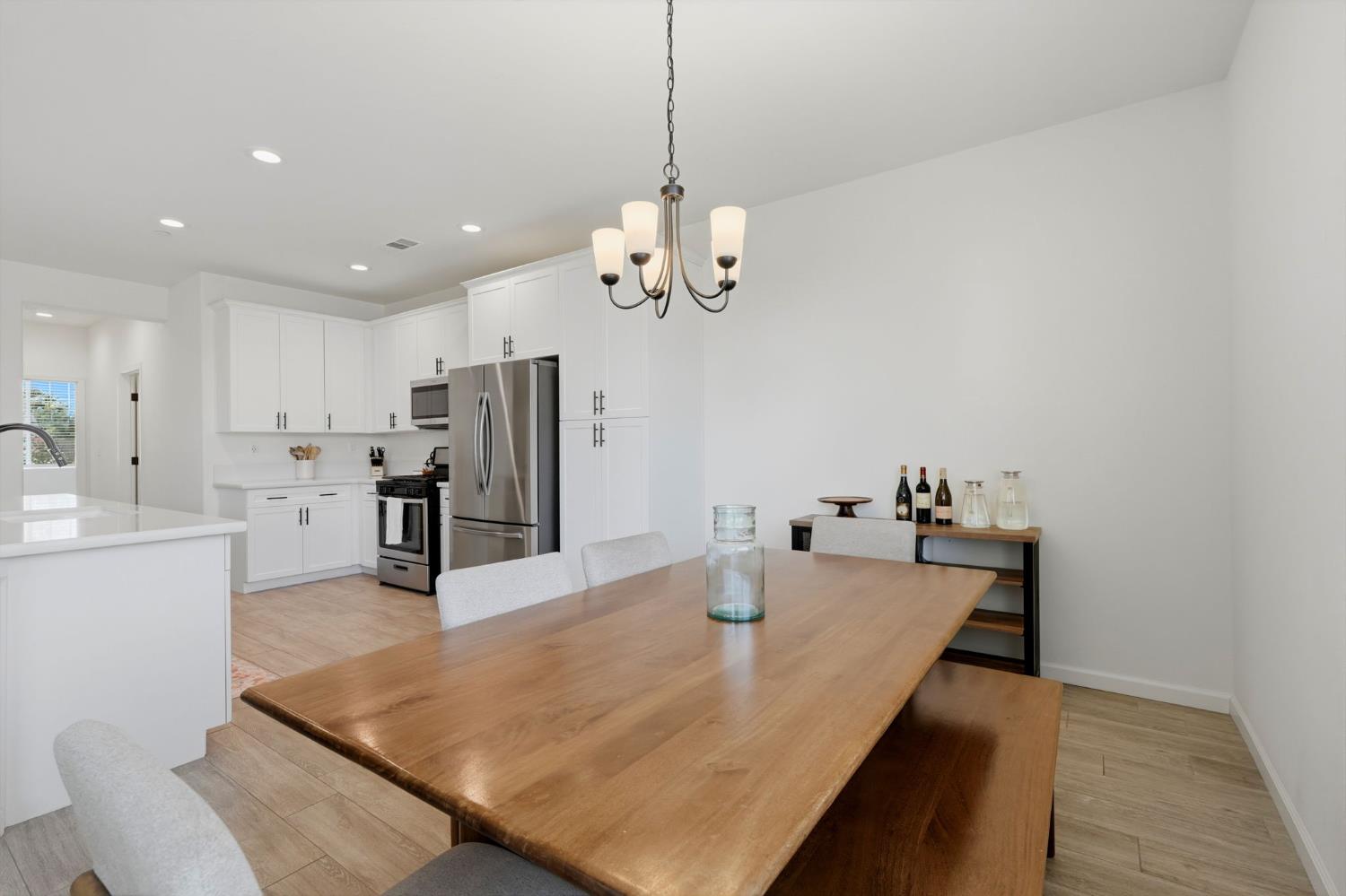 1326 W Sawtooth Pl, Hanford, CA 93230