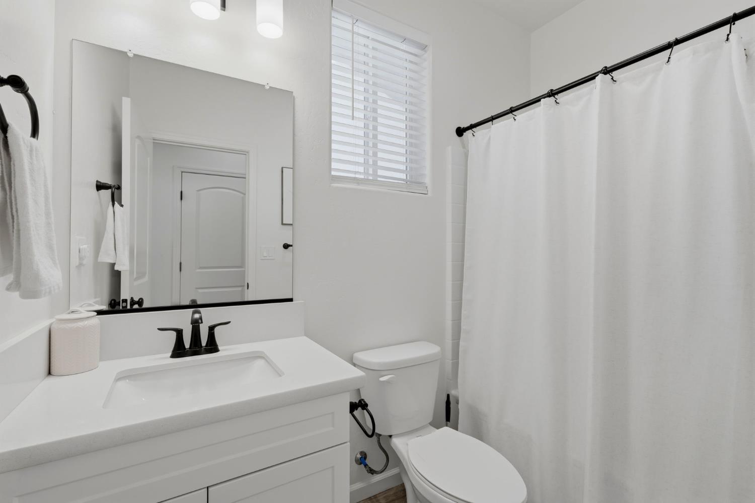 1326 W Sawtooth Pl, Hanford, CA 93230