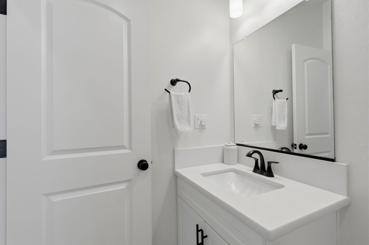 1326 W Sawtooth Pl, Hanford, CA 93230