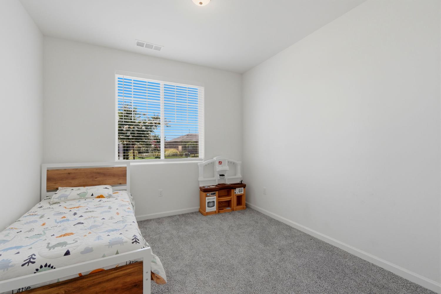 1326 W Sawtooth Pl, Hanford, CA 93230