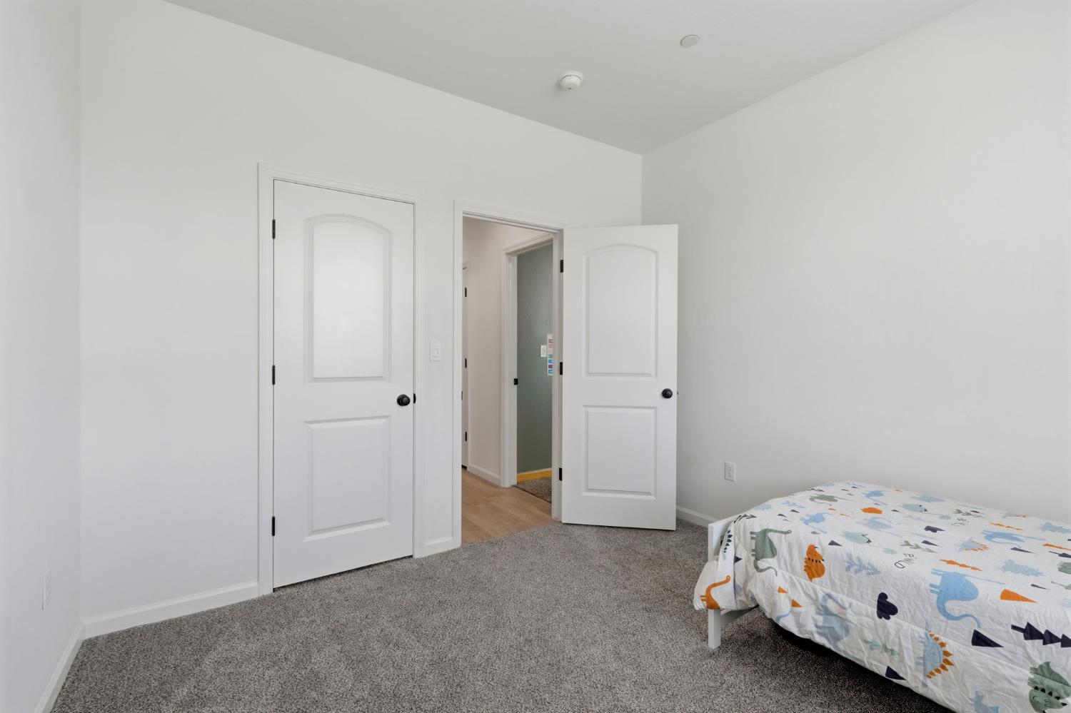 1326 W Sawtooth Pl, Hanford, CA 93230