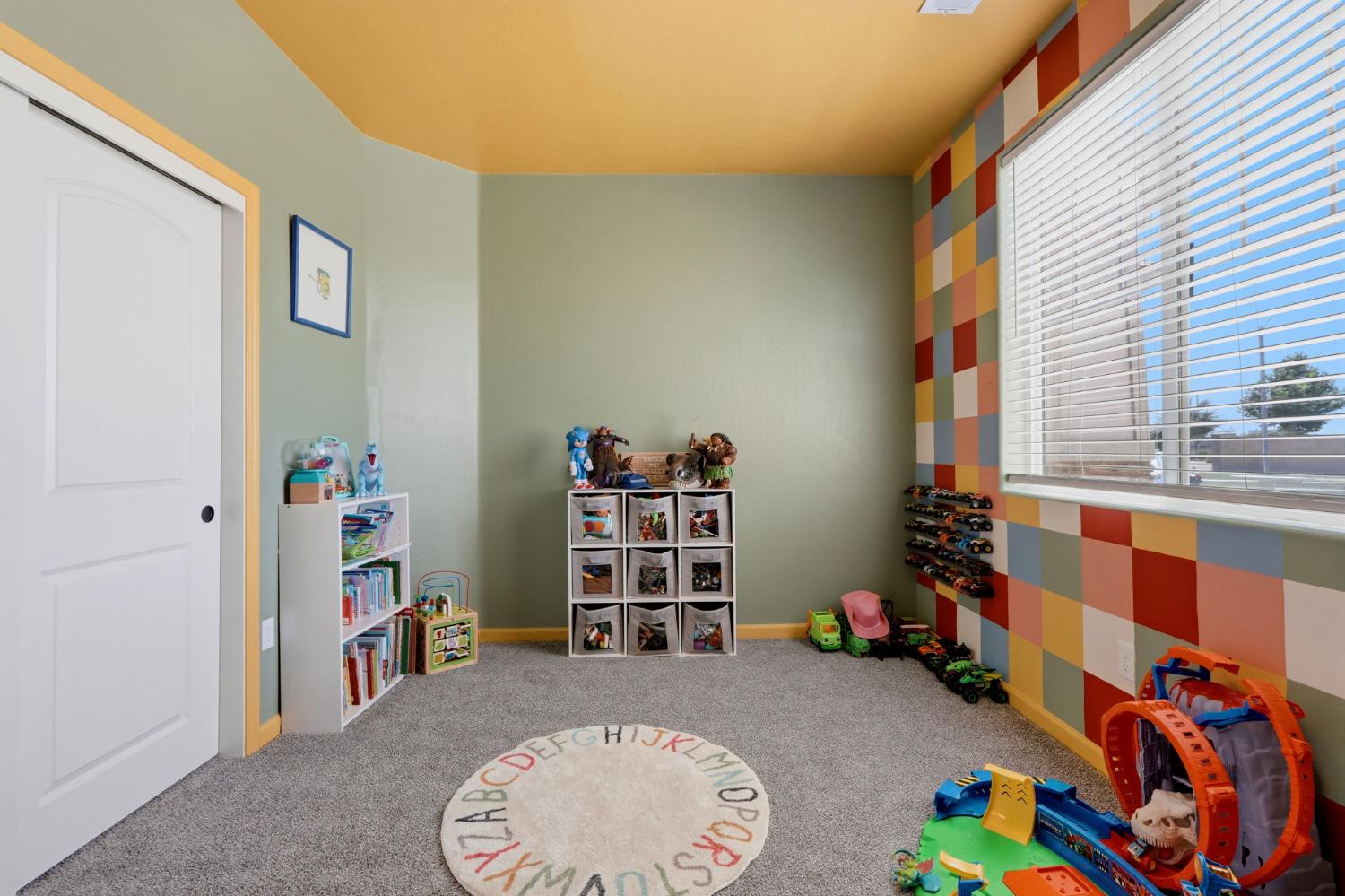 1326 W Sawtooth Pl, Hanford, CA 93230