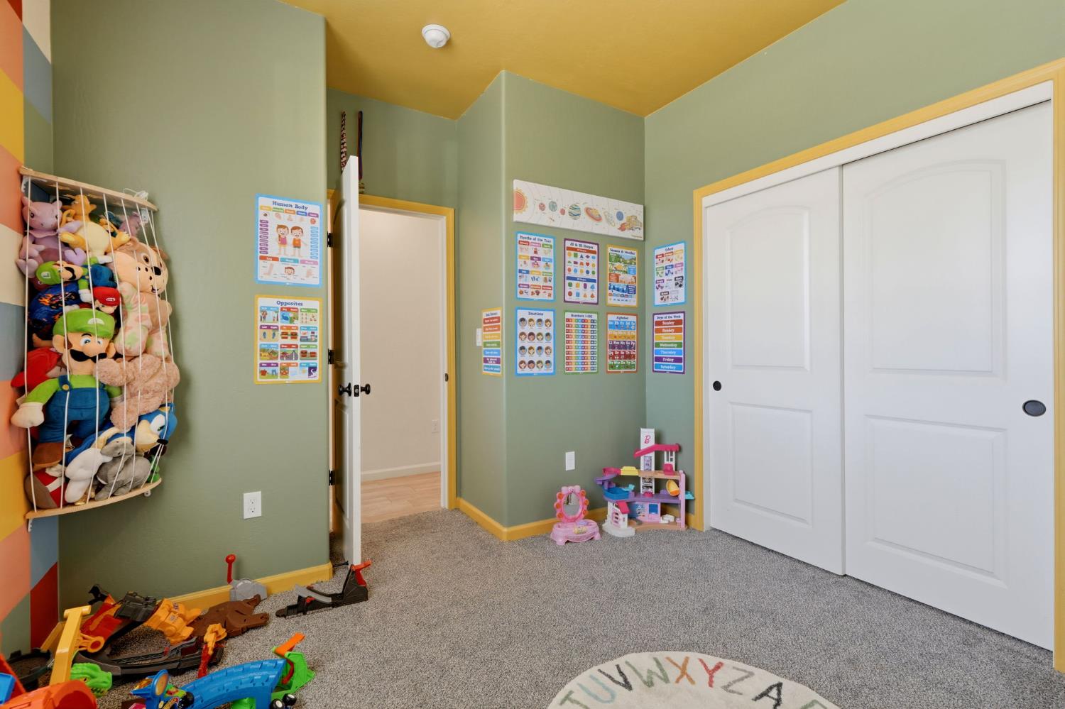 1326 W Sawtooth Pl, Hanford, CA 93230