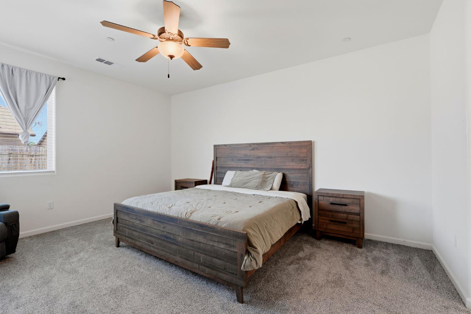 1326 W Sawtooth Pl, Hanford, CA 93230