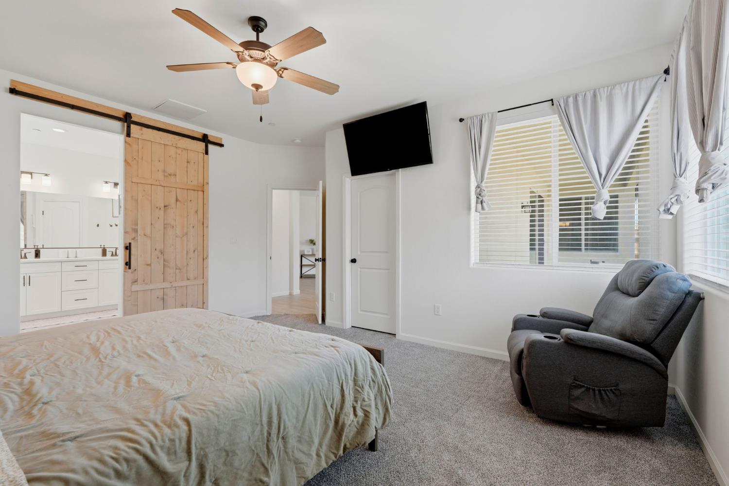 1326 W Sawtooth Pl, Hanford, CA 93230