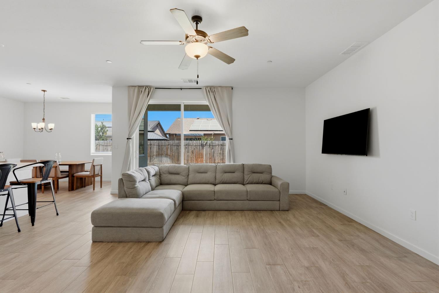 1326 W Sawtooth Pl, Hanford, CA 93230