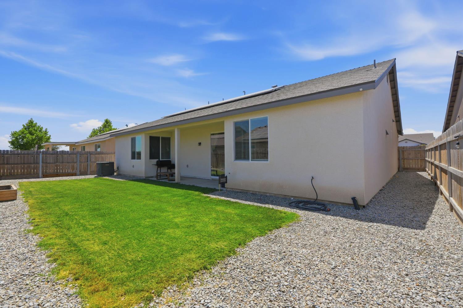 1326 W Sawtooth Pl, Hanford, CA 93230