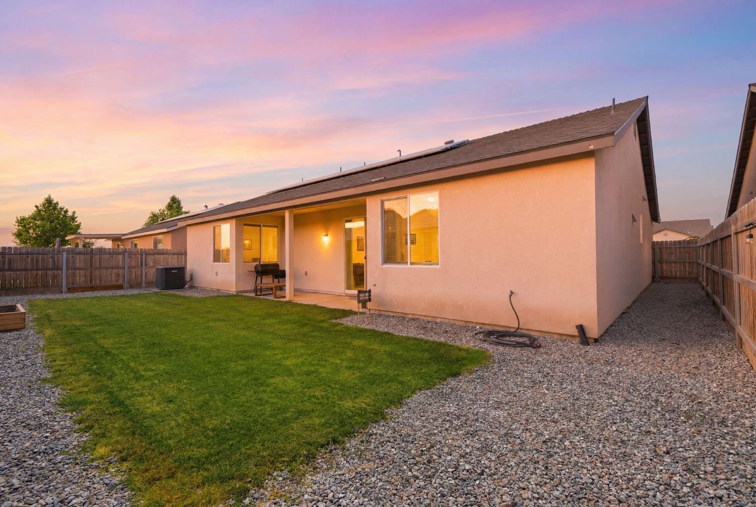 1326 W Sawtooth Pl, Hanford, CA 93230