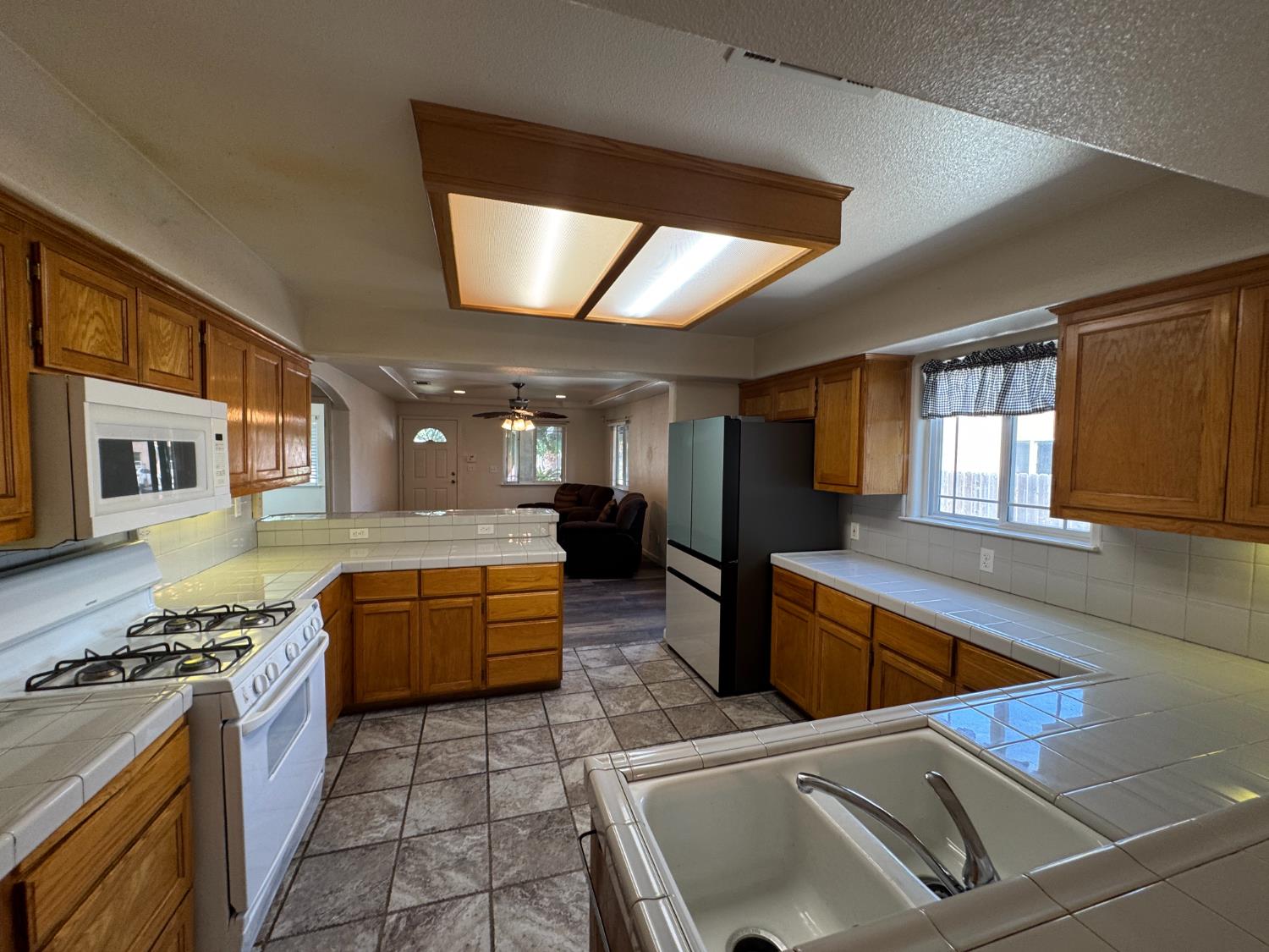 13476 S Pear Ave, Caruthers, CA 93609