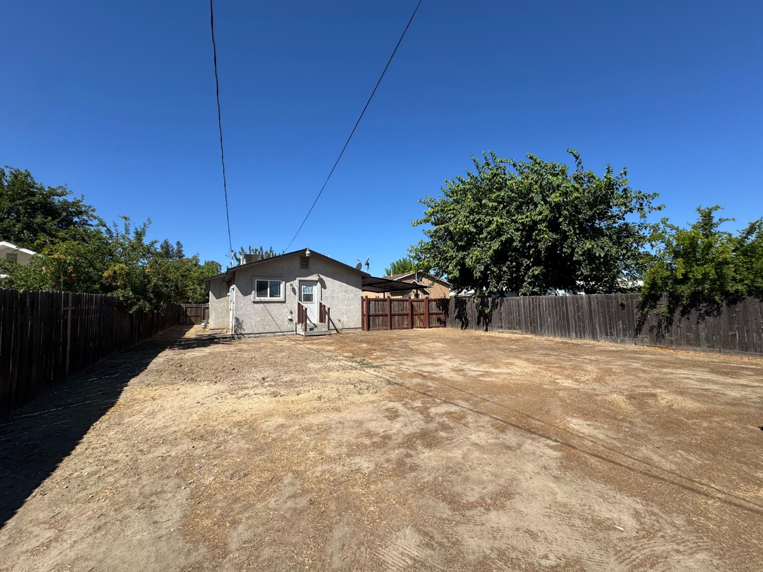 13476 S Pear Ave, Caruthers, CA 93609