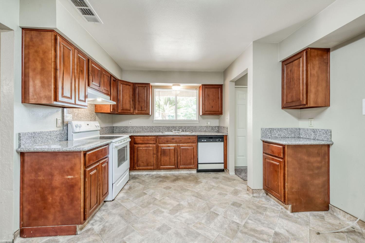 5904 E Pontiac Way, Fresno, CA 93727