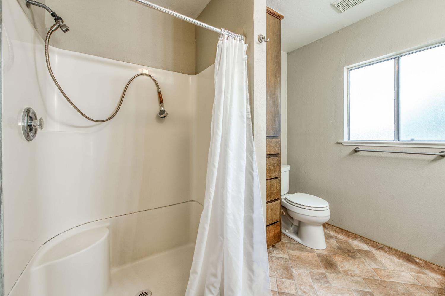 5904 E Pontiac Way, Fresno, CA 93727